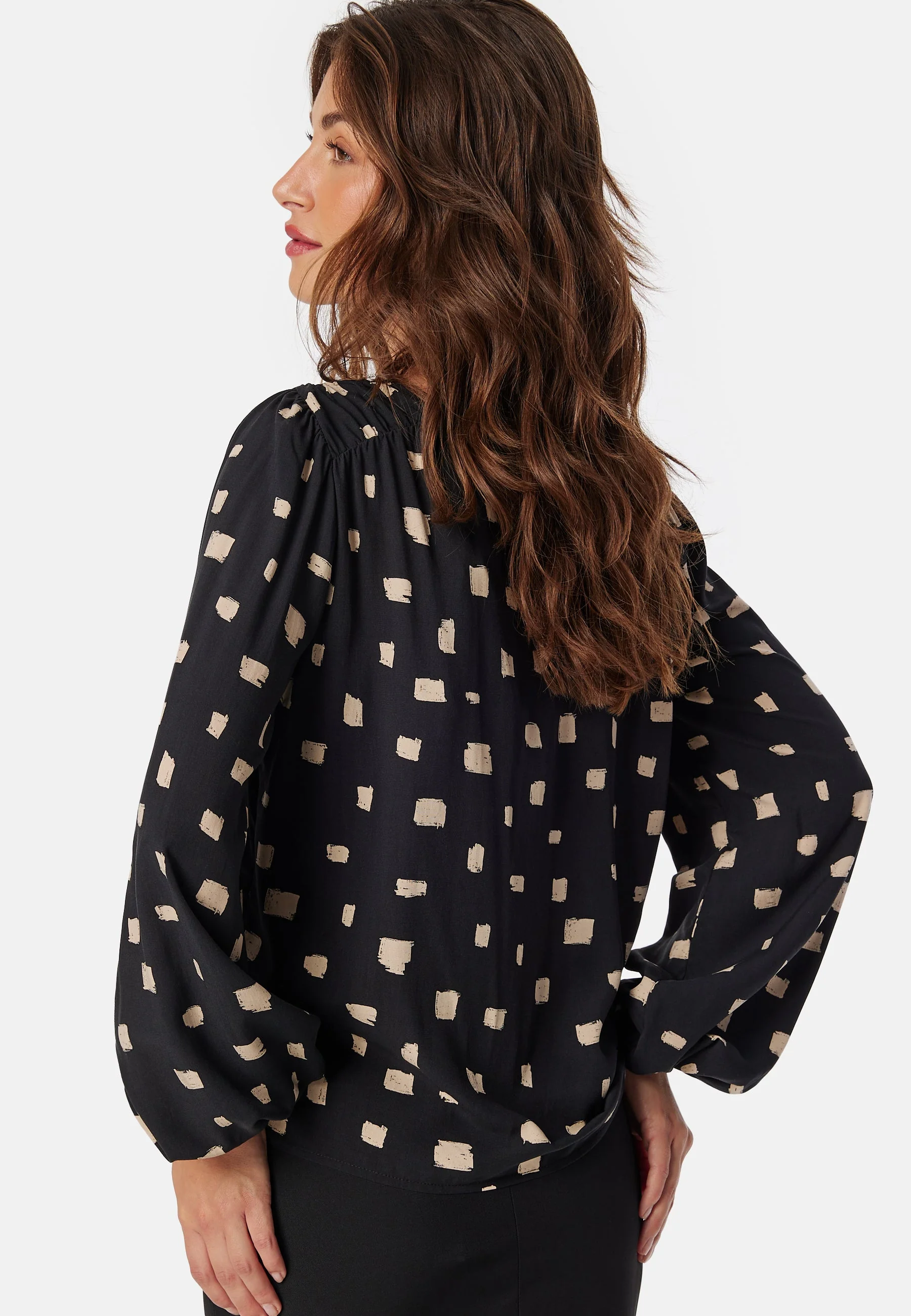 Vilana L/S O-NECK DETAIL TOP - Image 2