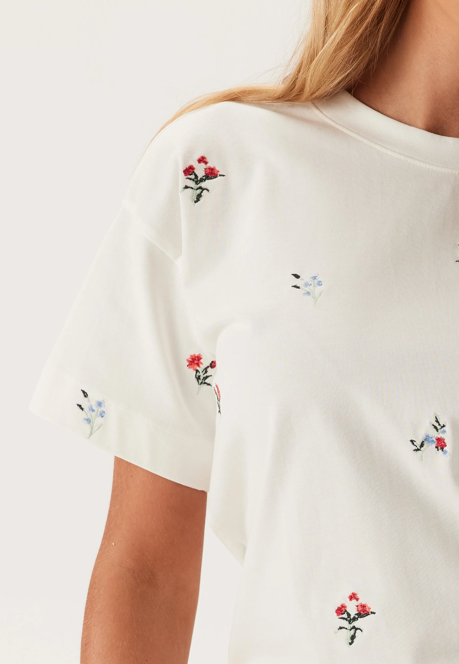 Vimonie Flower Emb S/S O-NECK - Image 5