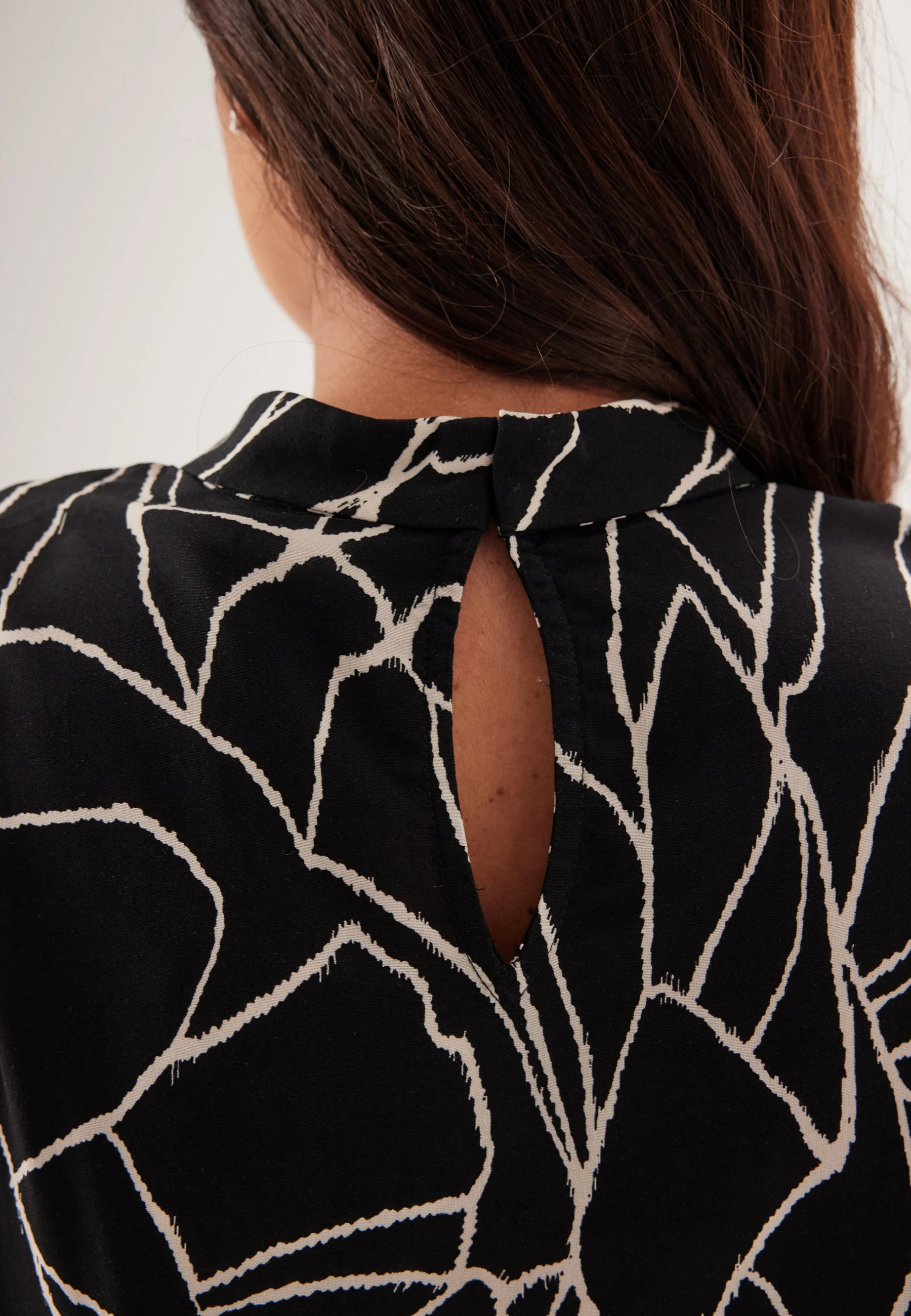 Vipaya Siv O-neck L/S TWIST TO - Image 4